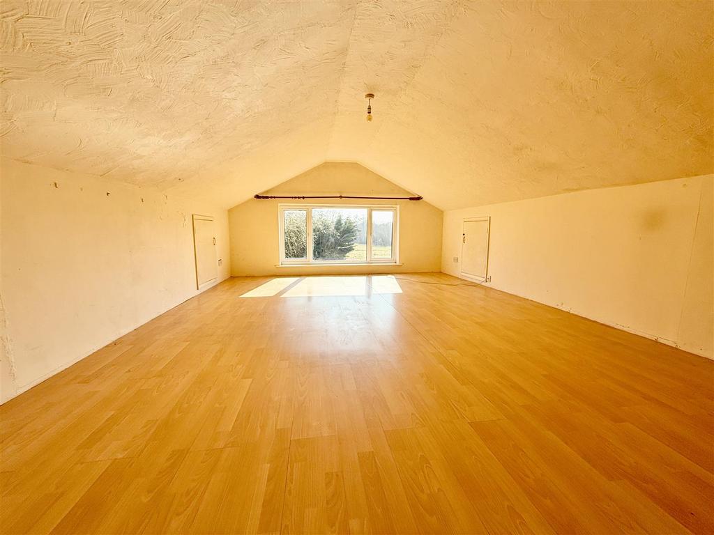 First floor sitting room / bedroom