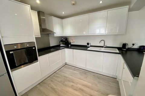 2 bedroom flat to rent, High Street, Potters Bar