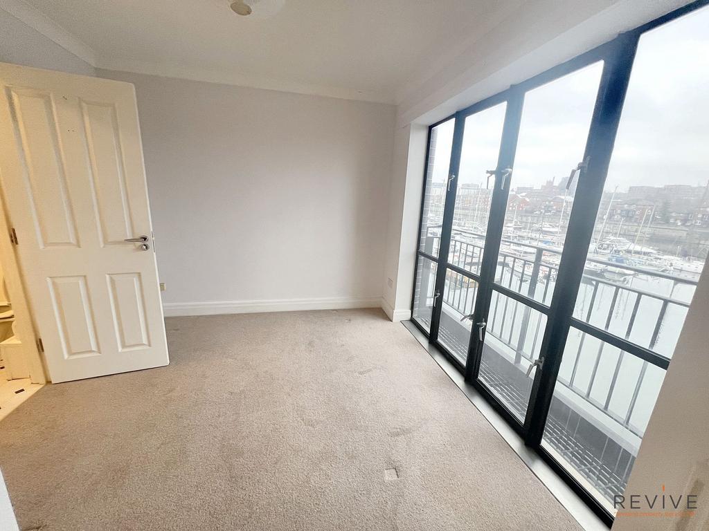 Bedroom w/ En-Suite