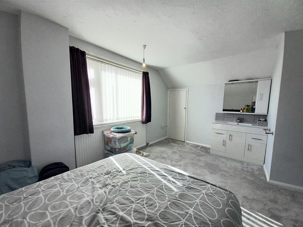 2 Moreton Park Bedroom 1.jpg