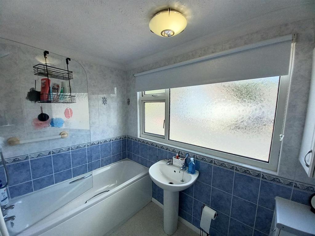 2 Moreton Park bathroom.jpg