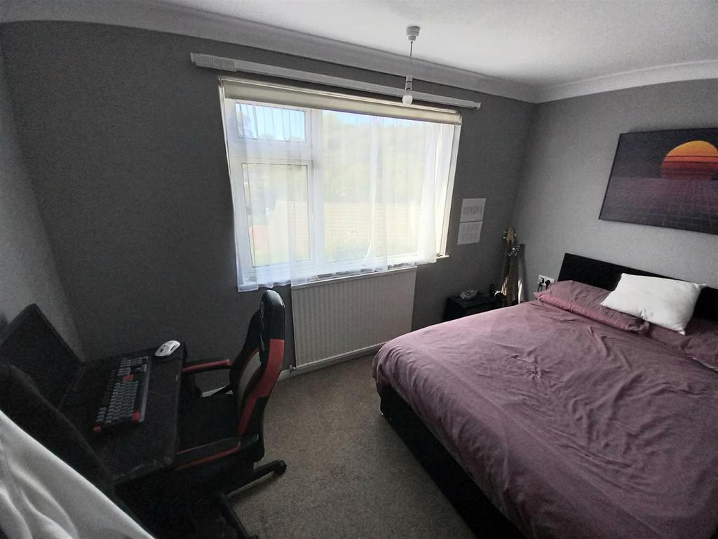 2 Moreton Park Bedroom 3.jpg