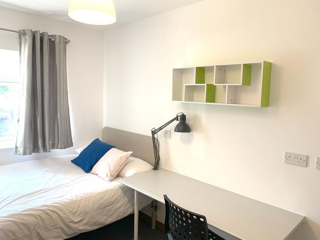 Bright and tidy single bedroom featuring a comf...