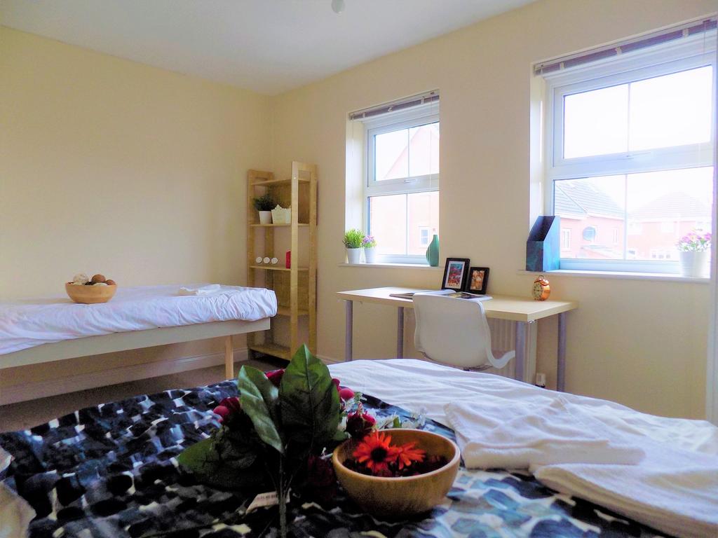 Bright and tidy double bedroom featuring two la...
