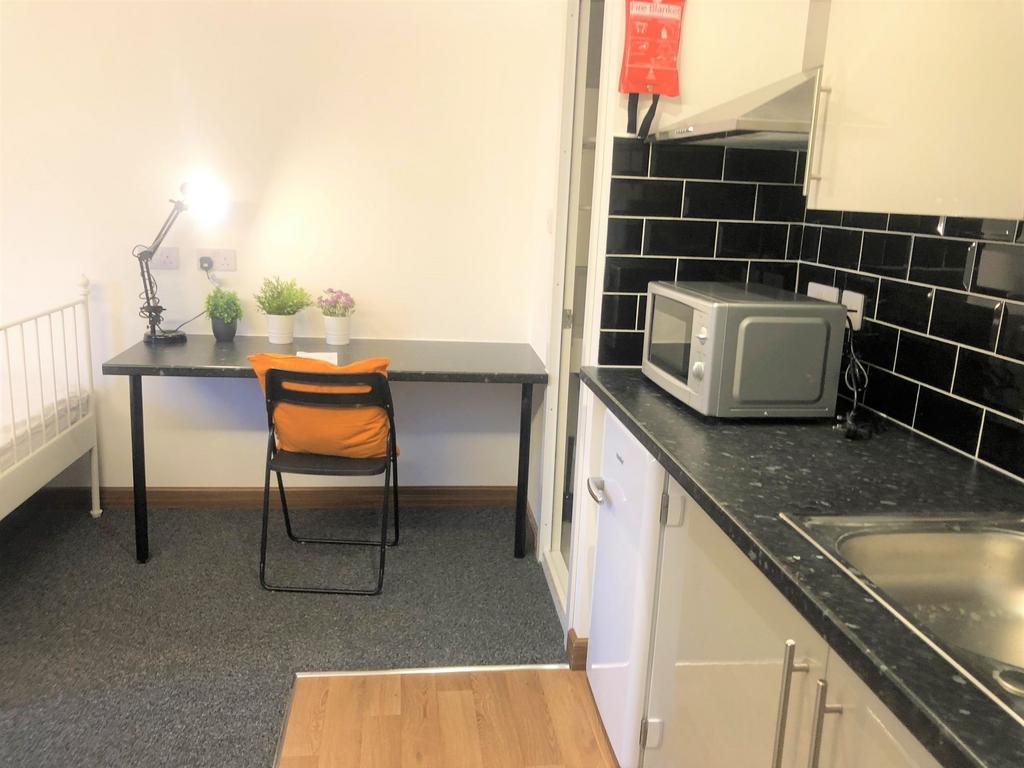 A cozy, well-maintained single bedroom with a p...