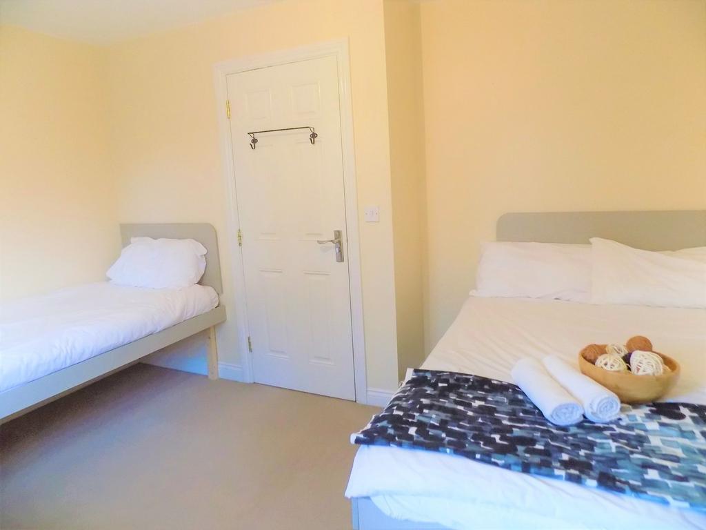 Bright and tidy double bedroom featuring two be...