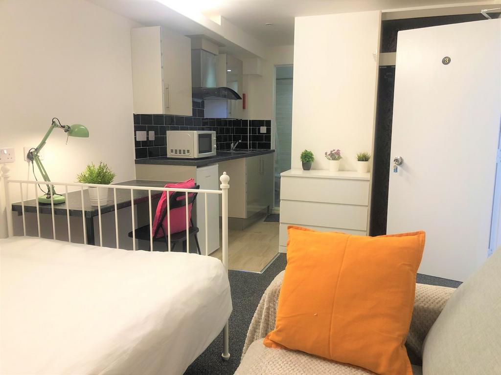 Bright and cozy single bedroom featuring a clea...