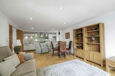 2 bedroom flat for sale, Queensmere Road, London SW19