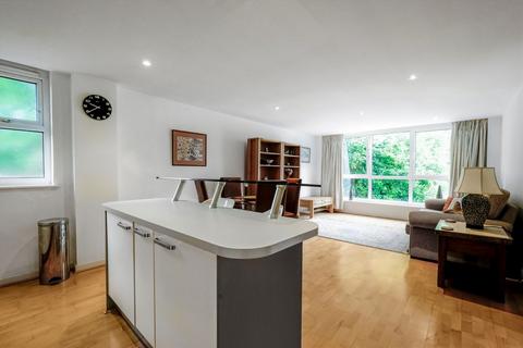 2 bedroom flat for sale, Queensmere Road, London SW19