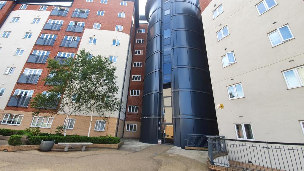 2 bed flat to rent Aspects Court, Slough SL1
