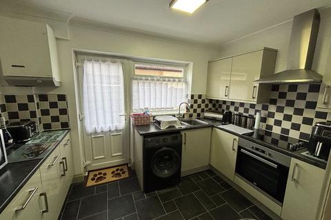 3 bedroom semi-detached house to rent, Southfalls Road, Canvey Island