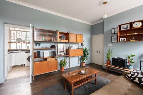 2 bedroom ground floor flat for sale, Newsholme Drive, London N21