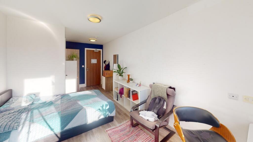 This charming double bedroom features ample nat...