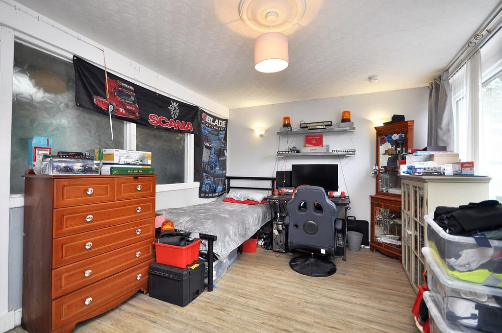 Bedroom/ Study