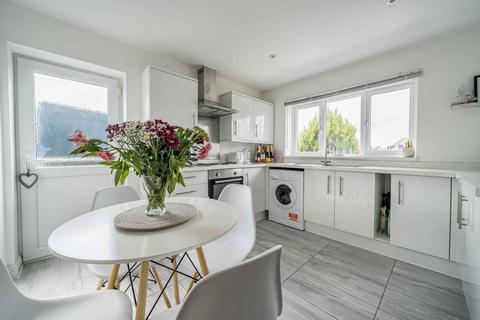 2 bedroom maisonette for sale, Three Mile Cross,  Basingstoke Road,  Berkshire,  RG7