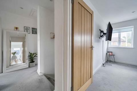 2 bedroom maisonette for sale, Three Mile Cross,  Basingstoke Road,  Berkshire,  RG7
