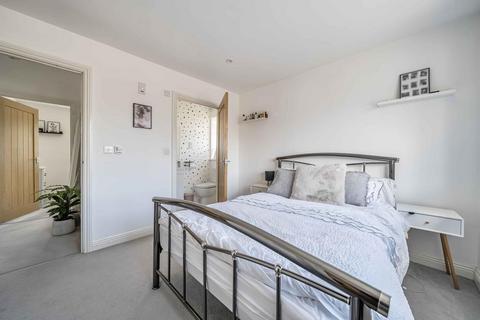 2 bedroom maisonette for sale, Three Mile Cross,  Basingstoke Road,  Berkshire,  RG7