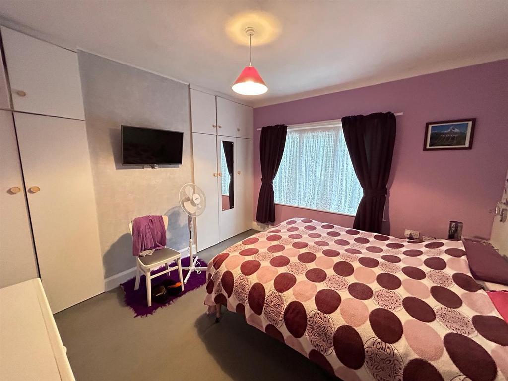 Bed 1.jpg