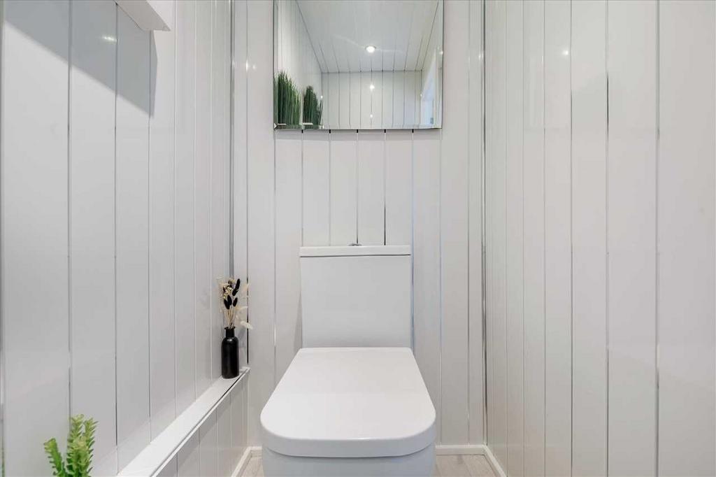 Lower Level WC (2)