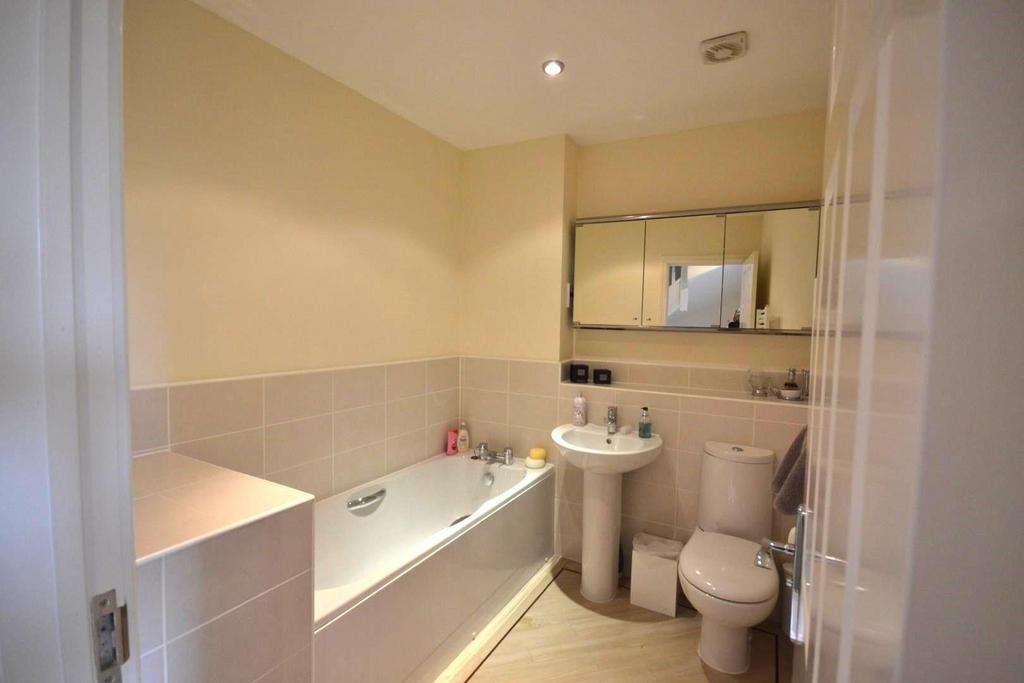 5 Feldon Way bathroom.jpg
