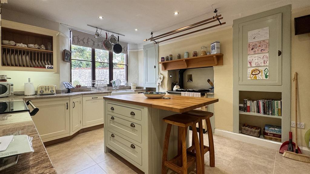 Kitchen 2.jpg