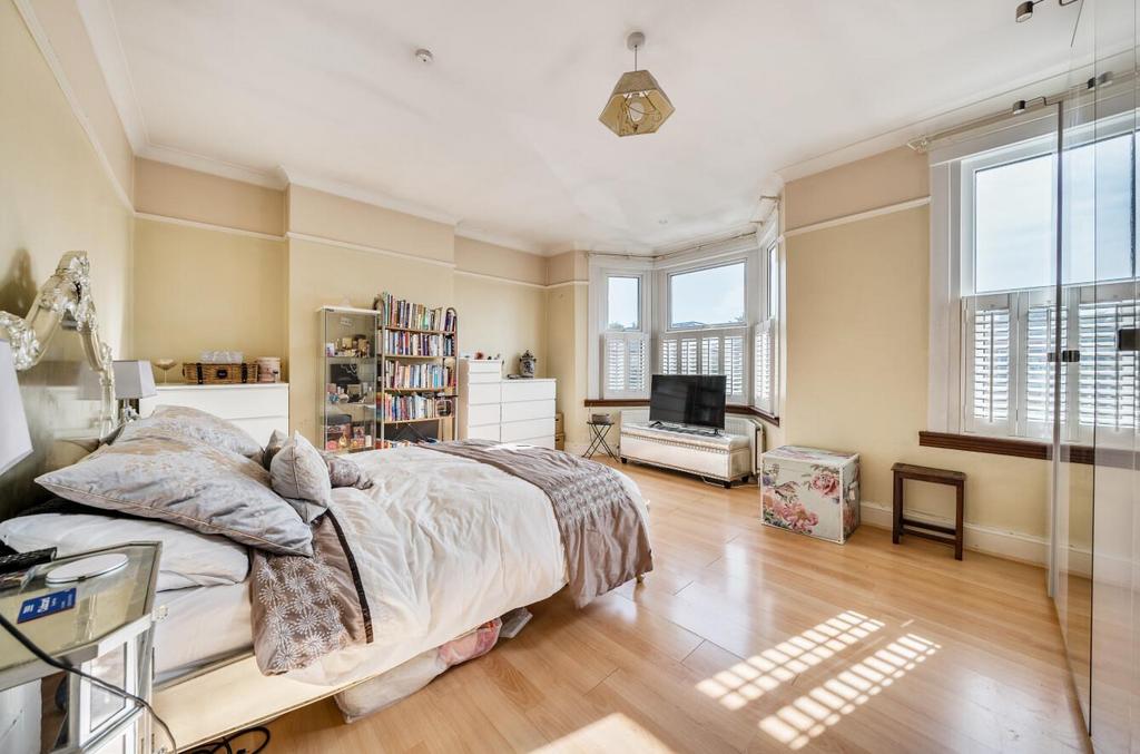 Bedroom 1.jpg