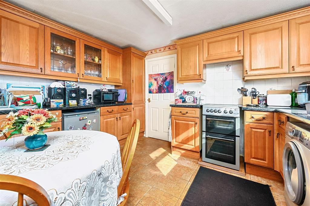 Rowan Close, BN41 (8).jpg