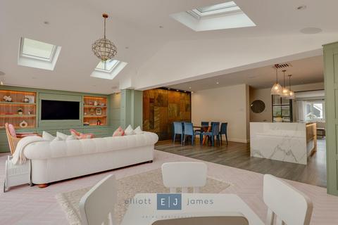 4 bedroom detached house for sale, Russell Road, Buckhurst Hill IG9