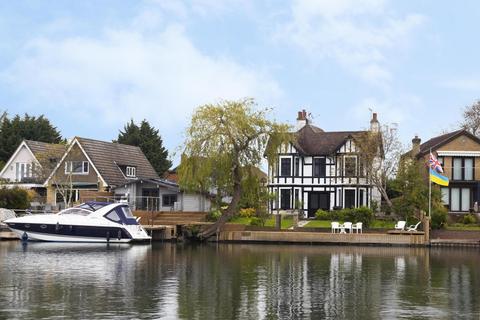 undefined, The Embankment, Wraysbury TW19