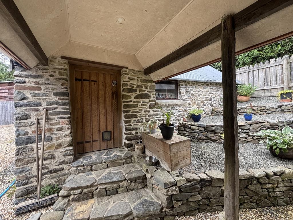 Stone barn / workshop / former dairy