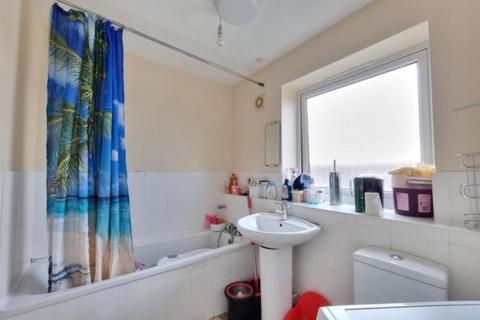 1 bedroom flat for sale, Chamberlain Close, Ilford IG1