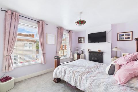 76 Lysons Avenue, Gloucester, GL1 5QF
