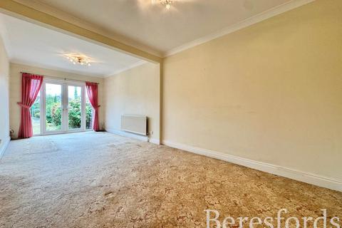 4 Chiltern Gardens, Hornchurch, RM12 4SQ