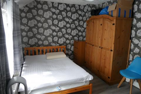 3 bedroom semi-detached house for sale, Grovesnor Road, Romford, RM7