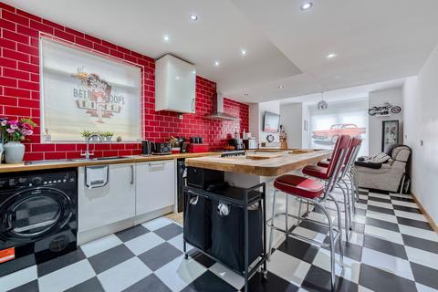 5 bedroom terraced house for sale, Avondale Road, Gorleston