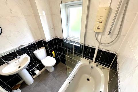 8 Brambleside Court, Kettering, NN16 9BY