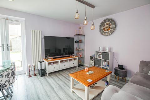 3 bedroom semi-detached house for sale, Theedway, Leighton Buzzard