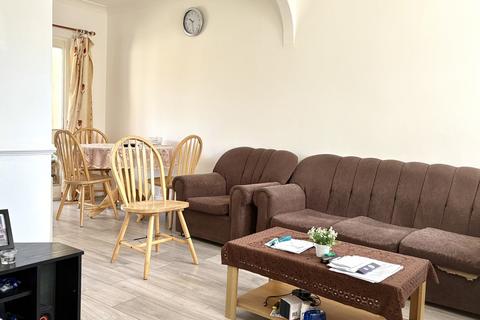 2 bedroom terraced house to rent, Bourne Avenue, Hayes