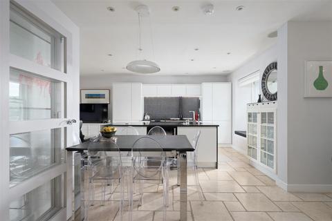 4 bedroom apartment for sale, King James Place, Perth