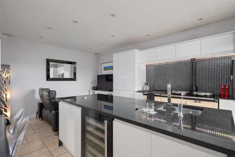4 bedroom apartment for sale, King James Place, Perth
