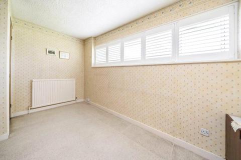 73 Broad Lane, Hampton, TW12 3AX