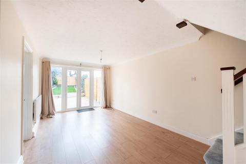 3 bedroom terraced house for sale, St. Johns Close, London N14