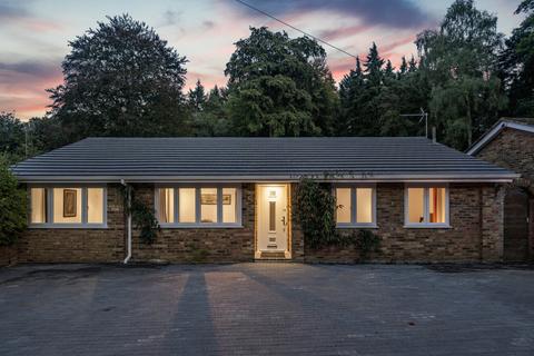 3 bedroom bungalow for sale, Greatwood Close, Chertsey KT16
