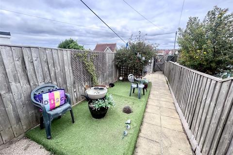 2 bedroom maisonette for sale, Station Avenue, Sandown