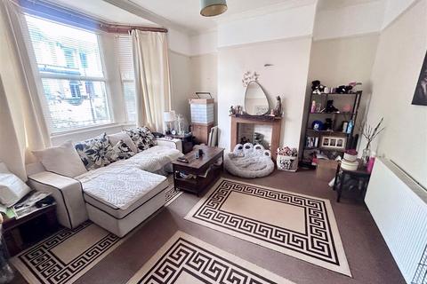 2 bedroom maisonette for sale, Station Avenue, Sandown