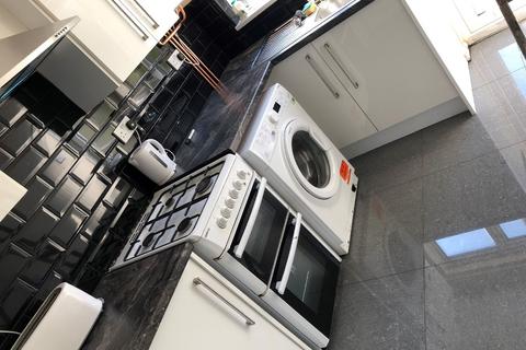4 bedroom flat to rent, Nottingham NG7