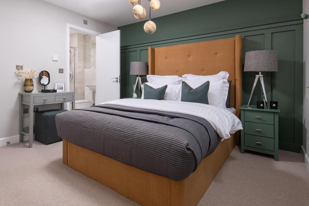 King-size bedroom with space for storage