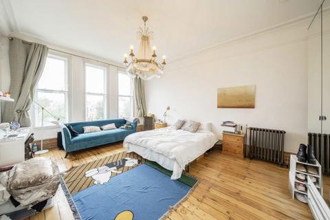 4 bedroom flat for sale, Winchester Avenue, London NW6