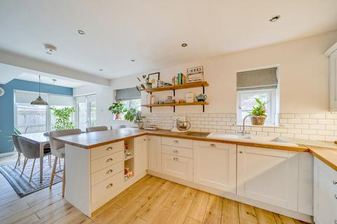 40 Hillview Crescent, Guildford, GU2 8BQ