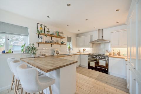 40 Hillview Crescent, Guildford, GU2 8BQ